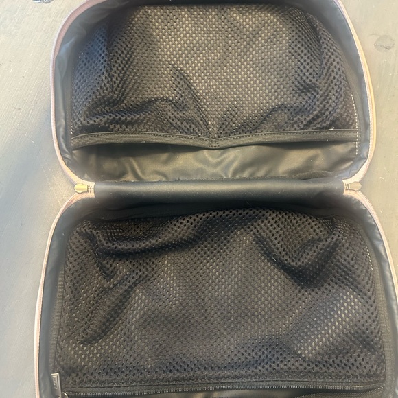 Away cosmetic bag 💕 - Picture 2 of 10